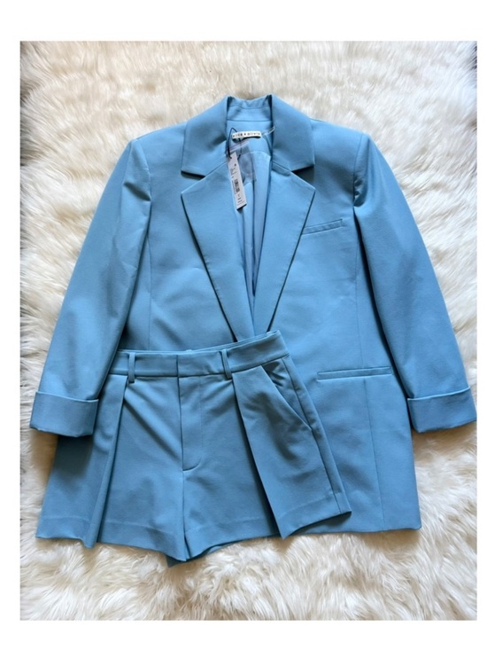 Alice + Olivia Jackets & Blazers - New! ALICE & OLIVIA Strong Shoulder Crepe Single Button Blazer & Tailored Shorts
